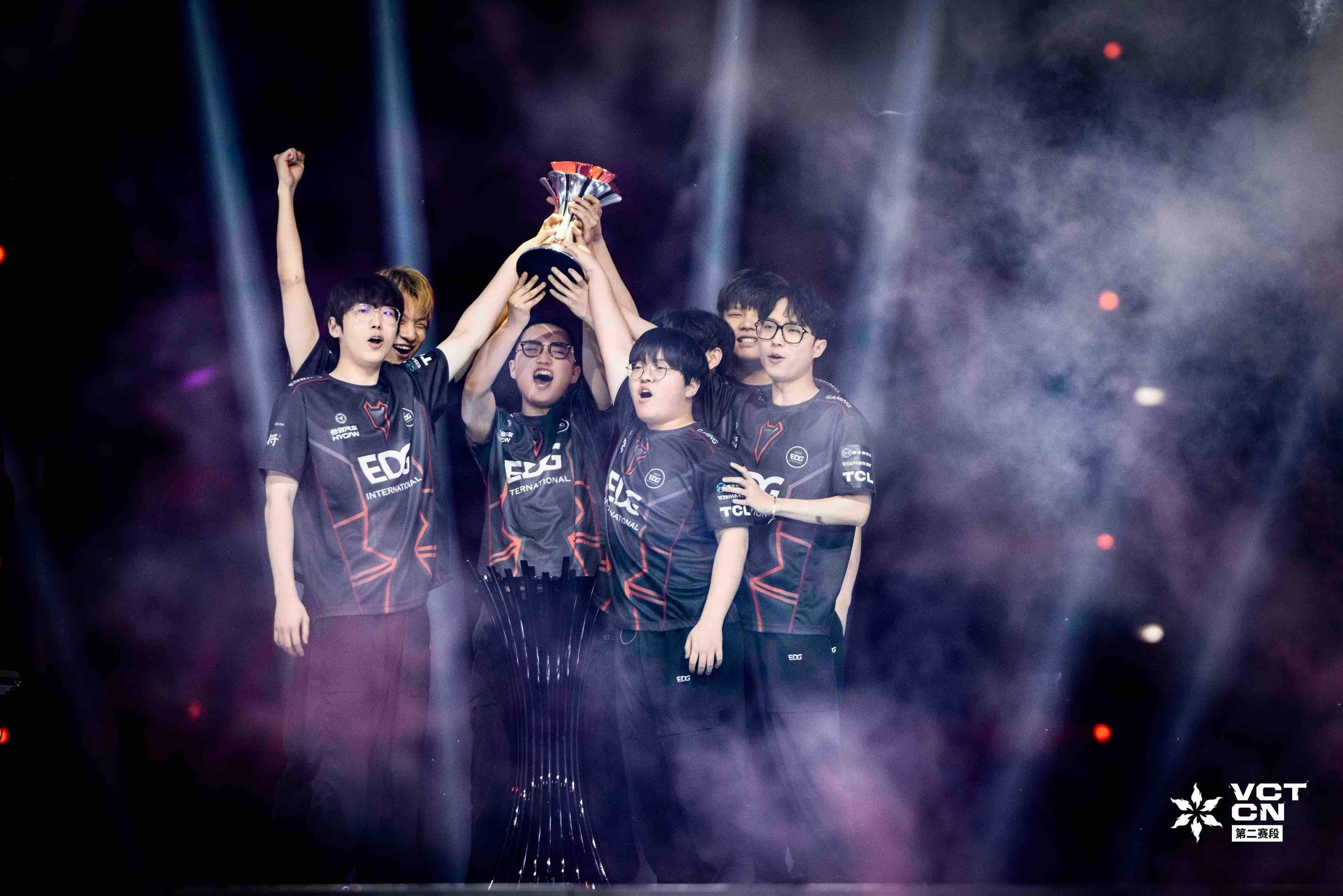 在线体育赛事-德布劳内重要时刻战术调整，FPX带队取胜！-在线体育赛事