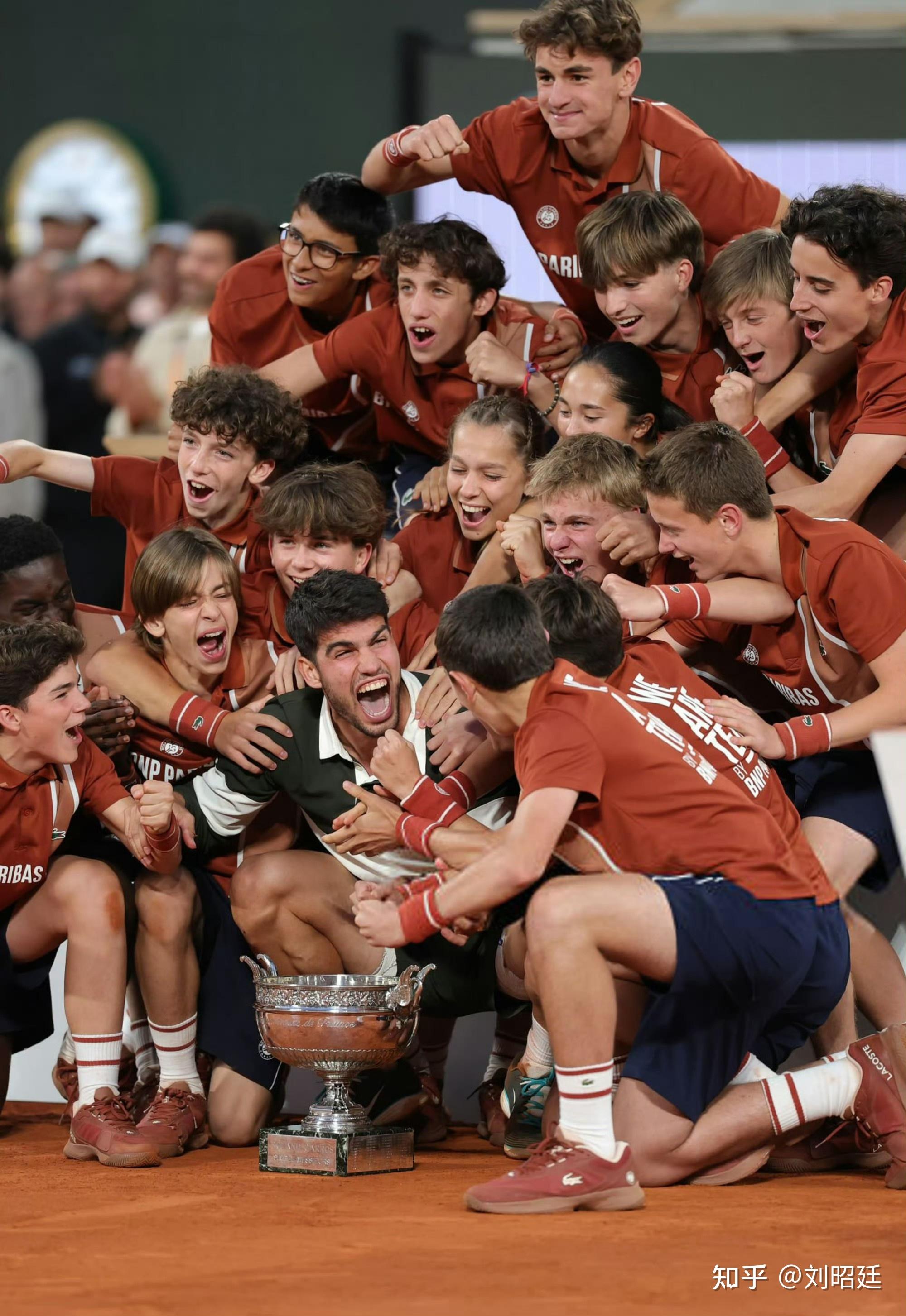 直播-阿扎伦卡迎来二十赛季出色发挥，巴黎圣日耳曼观众热烈欢呼！-直播