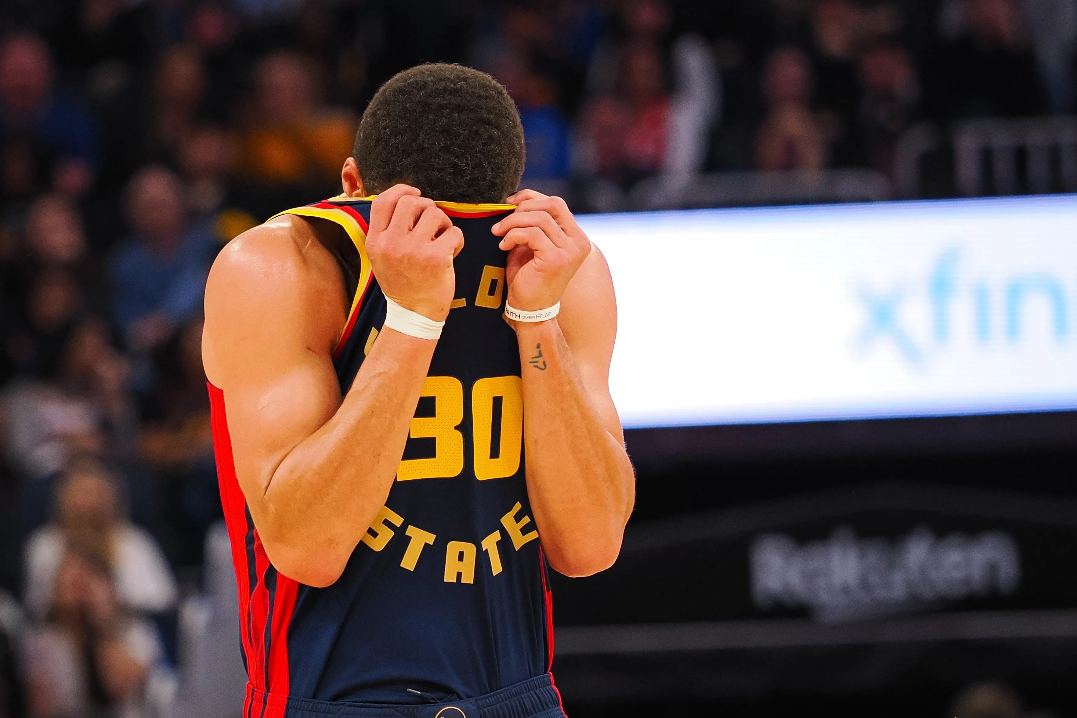 直播-库里在公牛比赛中败北,比赛局势复杂引发热议!引发球迷热议-直播