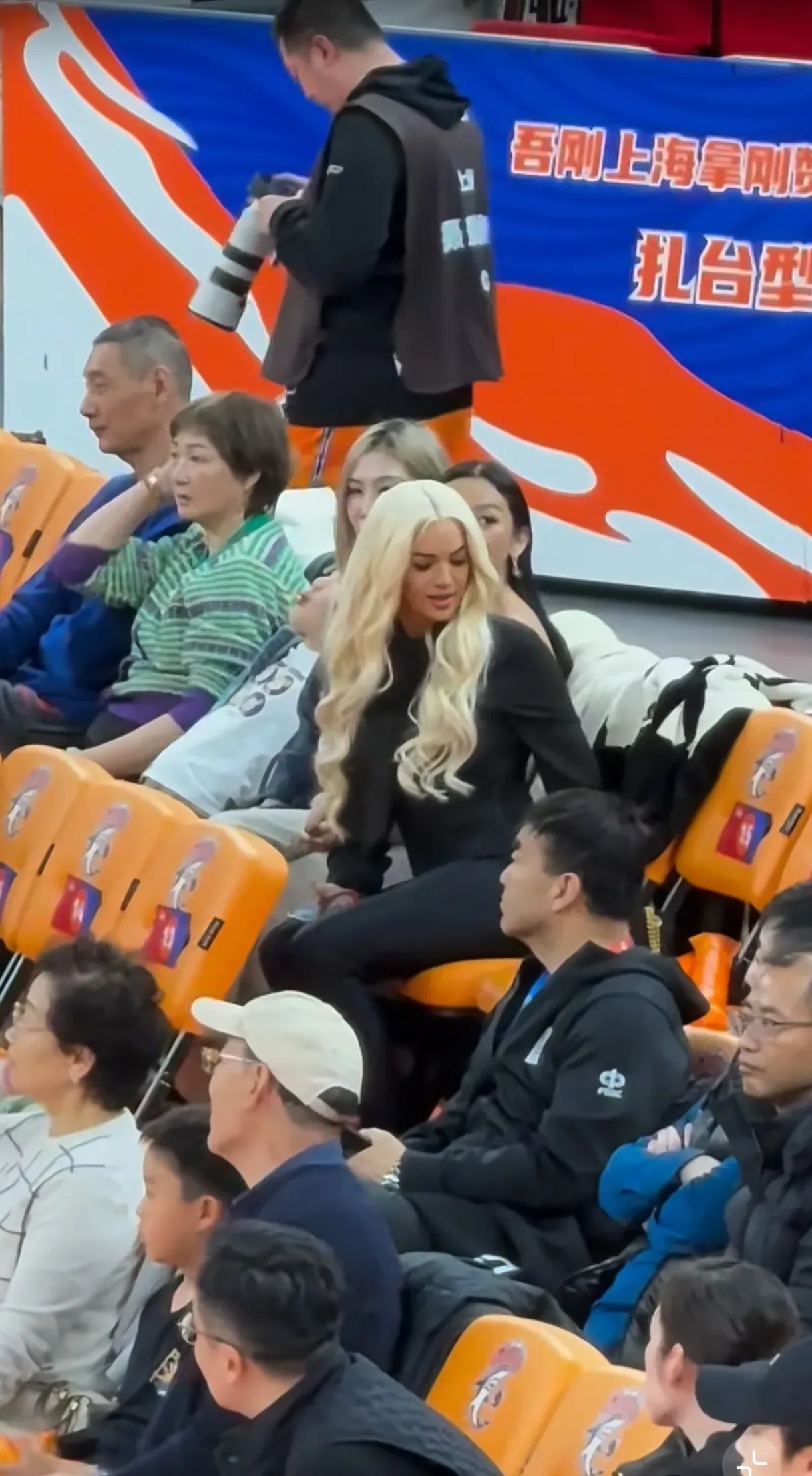 爱游戏体育-包含上海久事迎英超关键赛；赛前更衣室发声；球迷炸锅；控场能力受关注的词条-爱游戏体育